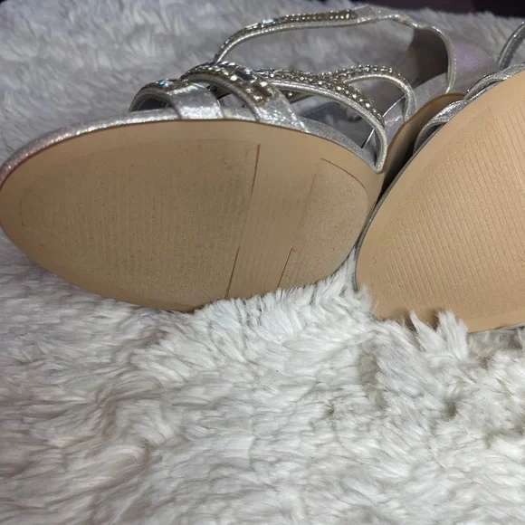 Kelly & Katie Women's Silver Rhinestone Sandals 9 1/2 NWOT - Picture 9 of 15